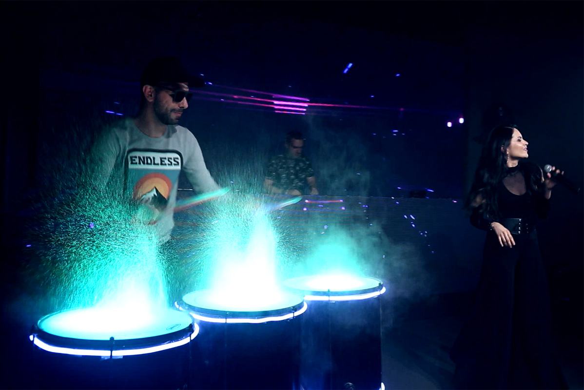 A pista da sua festa de casamento vai bombar com a Groove 8 Color Drums